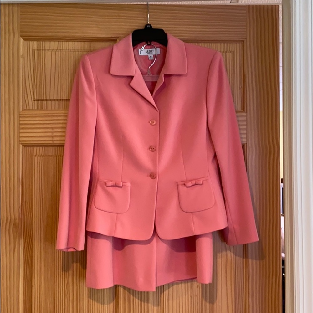 Pink LE SUIT skirt and blazer set. Size 8P